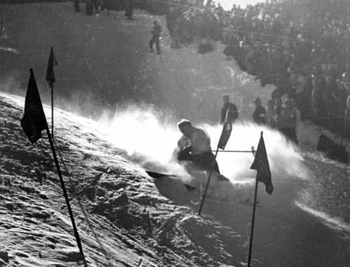 Skifahrer beim Slalomrennen