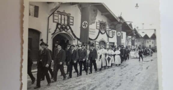 Umzug anlässlich einer Diamanthochzeit in Mittenwald 1936