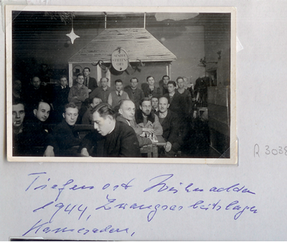 Weihnachtsfeier oder Neujahrsfeier der Zwangsarbeiter 1944 in Tiefenort. Im Vordergrund Bildmitte A.Vierling